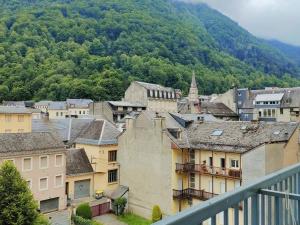 コトレにあるAppartement Cauterets, 2 pièces, 4 personnes - FR-1-234-93の山を背景とした町並み