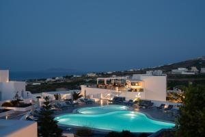 a view of a hotel with a swimming pool at night at De Sol Hotel & Spa in Fira