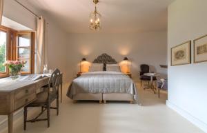 Ένα ή περισσότερα κρεβάτια σε δωμάτιο στο Zamek Sarny - Schloss Scharfeneck