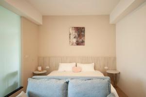 宜蘭市的住宿－微陽二館，卧室配有一张床,墙上挂有绘画作品