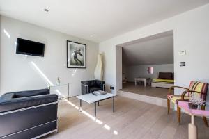 ein Wohnzimmer mit einem Sofa und einem Tisch in der Unterkunft La Loge de mer, Lodge urbain in Perpignan