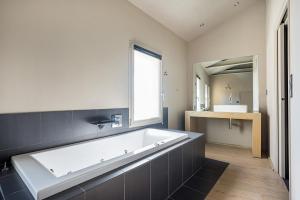 Ванная комната в La Loge de mer, Lodge urbain