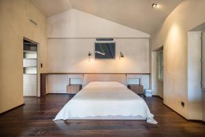 Кровать или кровати в номере La Loge de mer, Lodge urbain +37 фотографий
