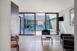 Телевизор и/или развлекательный центр в La Loge de mer, Lodge urbain