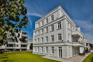 un edificio blanco con piso Aveth en Logierhaus Jonna Whg 15, en Westerland