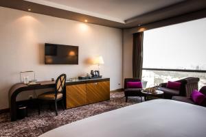 TV a/nebo společenská místnost v ubytování Kenzi Tower Hotel