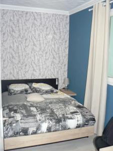 Postel nebo postele na pokoji v ubytování Les volets verts