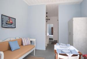 salon z kanapą i stołem w obiekcie Diamond Suite w mieście Hydra