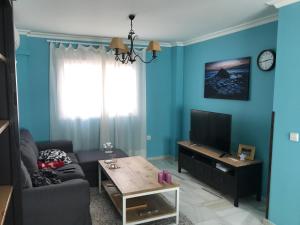 Televízia a/alebo spoločenská miestnosť v ubytovaní Tomares Townhouse