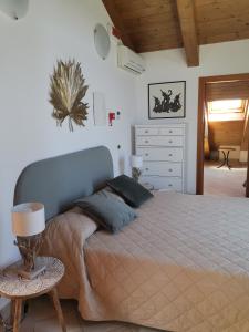 - une chambre avec un grand lit et une commode dans l'établissement Hotel Corallo, à Milano Marittima