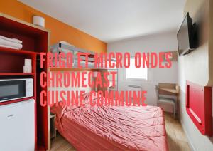 sypialnia z łóżkiem z czerwonym napisem na ścianie w obiekcie Premiere Classe Paris Nord - Sarcelles w mieście Sarcelles