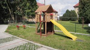 un piccolo parco giochi con scivolo e struttura per il gioco di Pension La Campagna a Hrádek nad Nisou