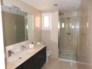 Koupelna v ubytování Carihuela Beach Suite Apartment