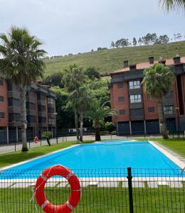 una piscina sin señal frente a un edificio en Apartamento Unquera - Val de San Vicente, en Unquera