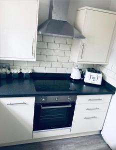 A kitchen or kitchenette at Chester City Apartments - With free parking