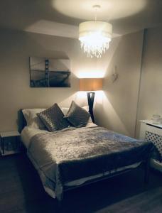 A bed or beds in a room at Chester City Apartments - With free parking