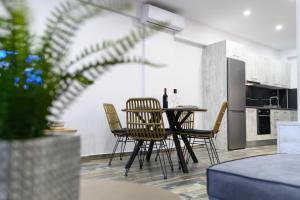 Kuchyňa alebo kuchynka v ubytovaní Villa Dorra Coast Suites