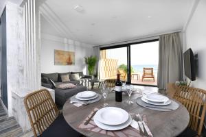 Televízia a/alebo spoločenská miestnosť v ubytovaní Villa Dorra Coast Suites