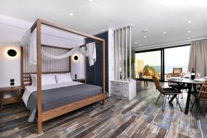 Posteľ alebo postele v izbe v ubytovaní Villa Dorra Coast Suites