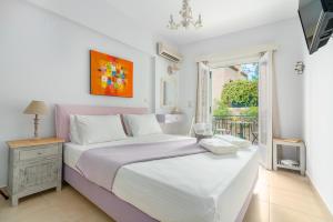 Un dormitorio con una cama grande y una ventana en Arolithos, en Spetses