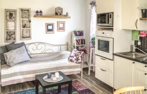 una pequeña sala de estar con cama y mesa. en Amazing Home In Vsterensta With Wifi 