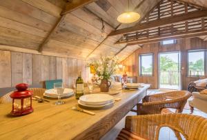 Snow Hall Barn في Peasenhall: غرفة طعام مع طاولة وكراسي خشبية