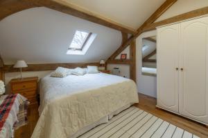una camera da letto con un grande letto in mansarda di Woodland Retreat Lodge a Brundish