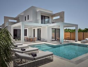 Bazén v ubytování Anthis Luxury Villas - A Haven of Serene Modern Elegance, by ZanteWize nebo v jeho okolí