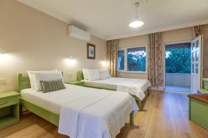 A bed or beds in a room at Gurel Garden House Még 37 kép