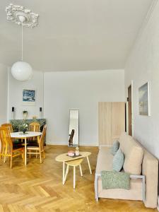 ein Wohnzimmer mit einem Sofa und einem Tisch in der Unterkunft aday - Beautiful Suite in Frederikshavn