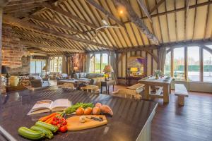 Cette chambre comprend une table avec des fruits et des légumes. dans l'établissement Court Barn, à Stoke-by-Nayland