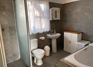 Ένα μπάνιο στο Visvanger self catering +30 φωτογραφίες
