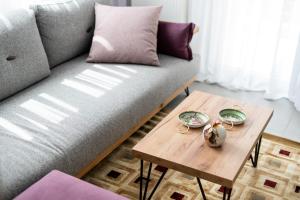 sala de estar con sofá y mesa en Onar Village Luxury Apartments, en Kavala