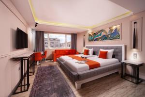 Habitación de hotel con cama y TV en Harbiye Residence, en Estambul