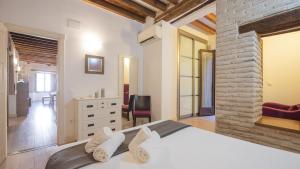 A bed or beds in a room at Capricho Toledano