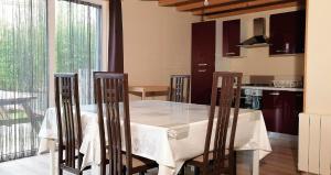 cocina con mesa y mantel blanco en LE PUY DU FOU A ENVIRON 5 KM GÎTE 6 PERSONNES en Chambretaud