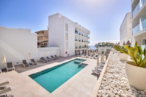 obraz basenu w hotelu w obiekcie Hotel Ilusion Moreyo - Adults Only w mieście Cala Bona