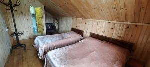 Guest house in Nikortsminda Racha客房内的一张或多张床位