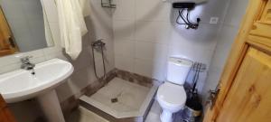 Guest house in Nikortsminda Racha的一间浴室