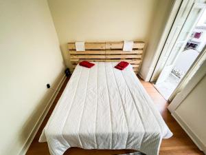 een wit bed in een kamer met een raam bij Sweet Love Family Budget in Coimbra