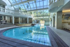 Bazén v ubytování Hotel Klimczok Resort&Spa nebo v jeho okolí