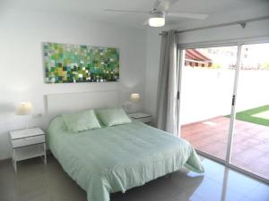 Postel nebo postele na pokoji v ubytování DUPLEX C9 con PISCINA PRIVADA