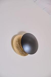 un pomello nero e dorato su un muro bianco di Eclissi a Aielli