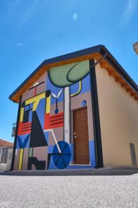 un bâtiment avec une peinture sur son côté dans l'établissement Eclissi, à Aielli