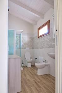 La salle de bains est pourvue de 2 toilettes et d'un lavabo. dans l'établissement Eclissi, à Aielli