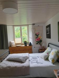 een slaapkamer met een bed en een raam bij Agréable chambre d'hôtes, au calme, dans la nature in Roches