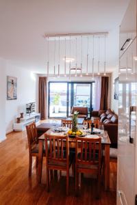 eine Küche und ein Esszimmer mit einem Tisch und Stühlen in der Unterkunft Apartment Isabela Prague with beach front in Zadar