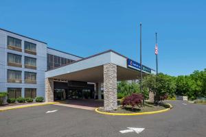 budynek z znakiem przed nim w obiekcie Comfort Inn Horsham - Philadelphia w mieście Horsham