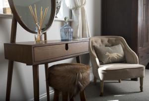 tocador con espejo y silla en Grooms Cottage, en Kingham