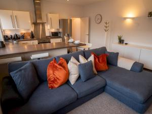 un sofá azul con almohadas en la cocina en Pass the Keys Stunning 1 bedroom Penthouse in Nottm City Centre en Nottingham